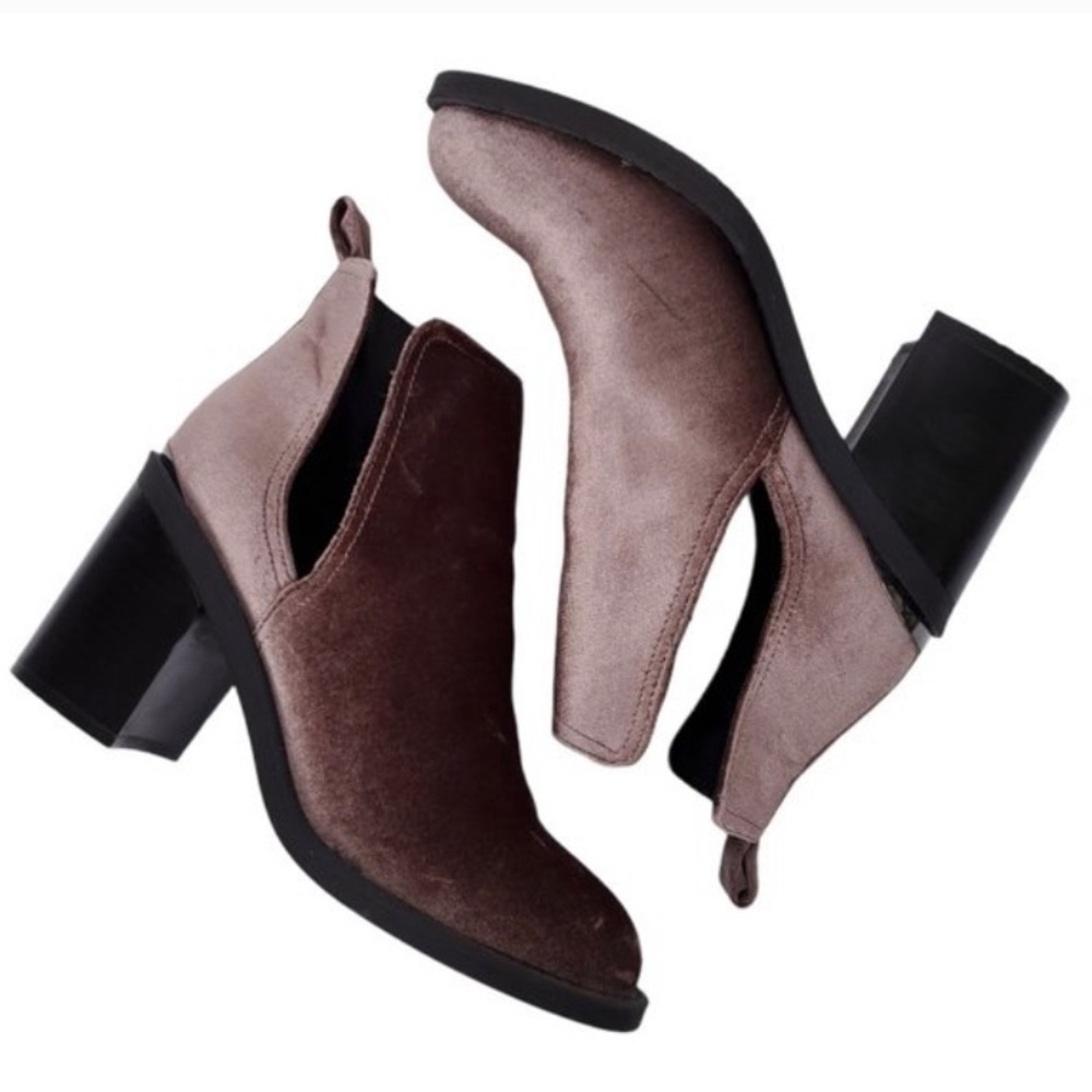 River Island Mink Chelsea Ankle Booties Size 8 in the Color Muave